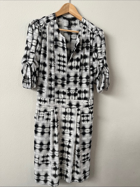 BCBGMaxAzria Dresses & Skirts - BCBGMaxAzria Black and White Knee Length Dress Size S